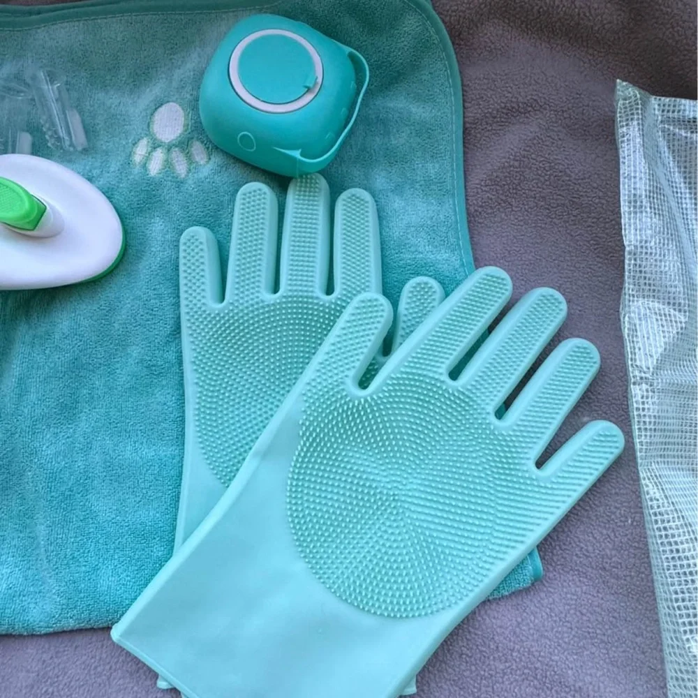 Brand new Green Pet Bath Kit (8 pcs)